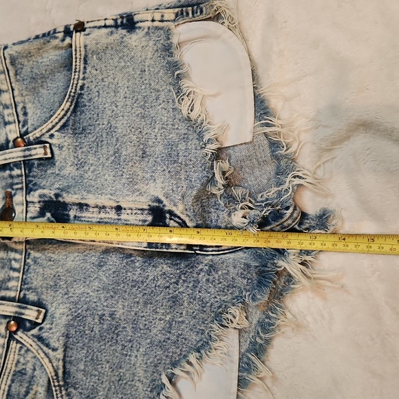 Vintage Wrangler acid wash distressed jean shorts - Picture 7 of 8